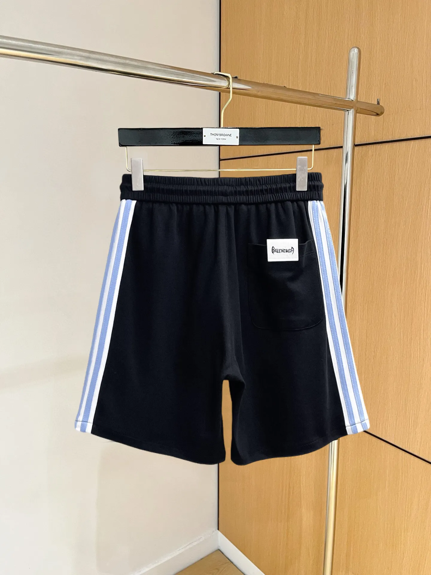 Balenciaga's three-standard complete 2026 summer New Arrival men's casual shorts, advanced custom-made Breathable fabric, Breathable fabric, extremely stretchy and comfortable, impeccable details, top-grade accessories, original logo design concept, delicate and soft feel! The upper body fit is awesome! Size: M-XXXL Please state your height and weight when ordering
